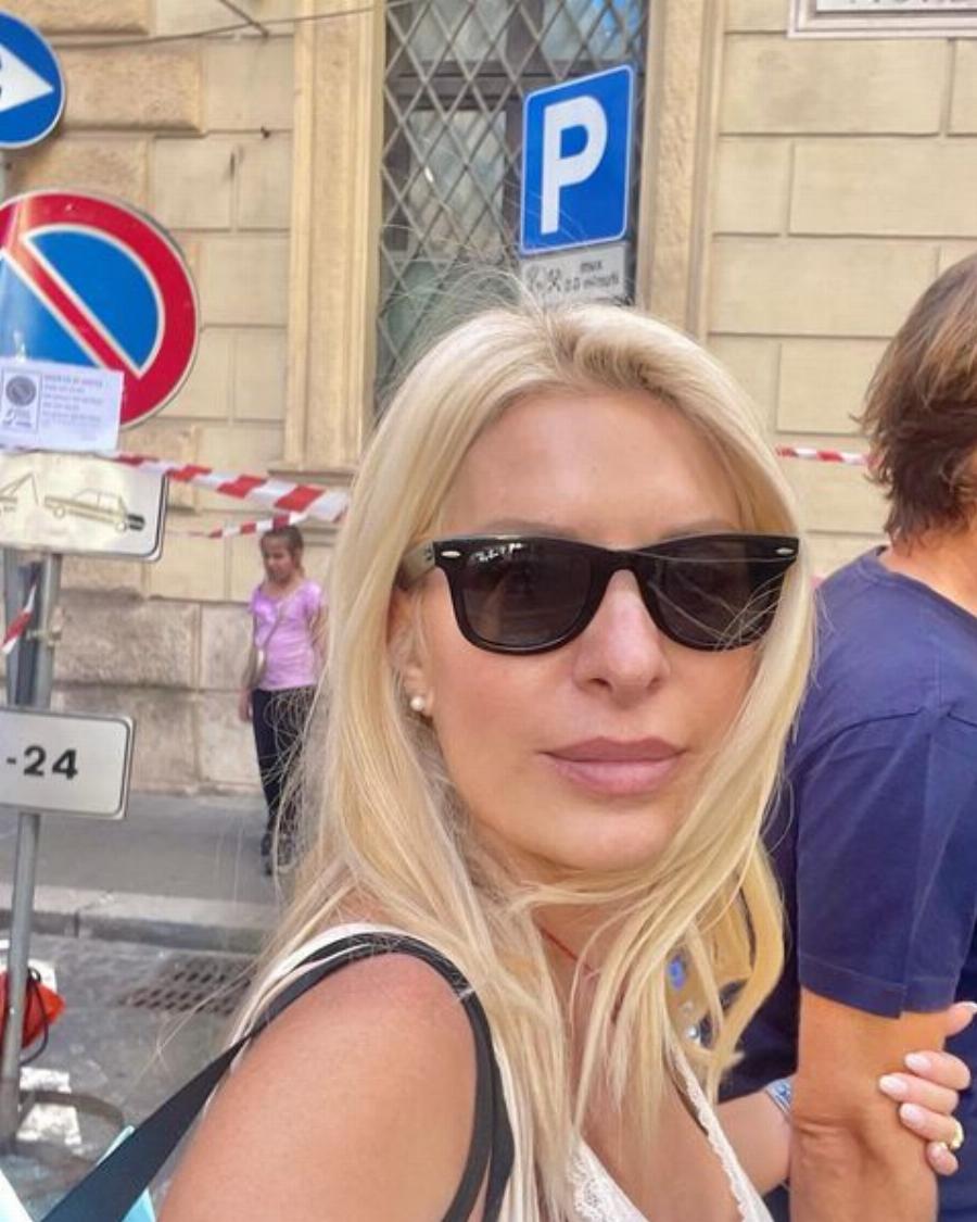 Με casual ντύσιμο απλή και λιτή: Στην Ρώμη η Ελένη Μενεγάκη ανάμεσα στο κόσμο σαν απλός άνθρωπος