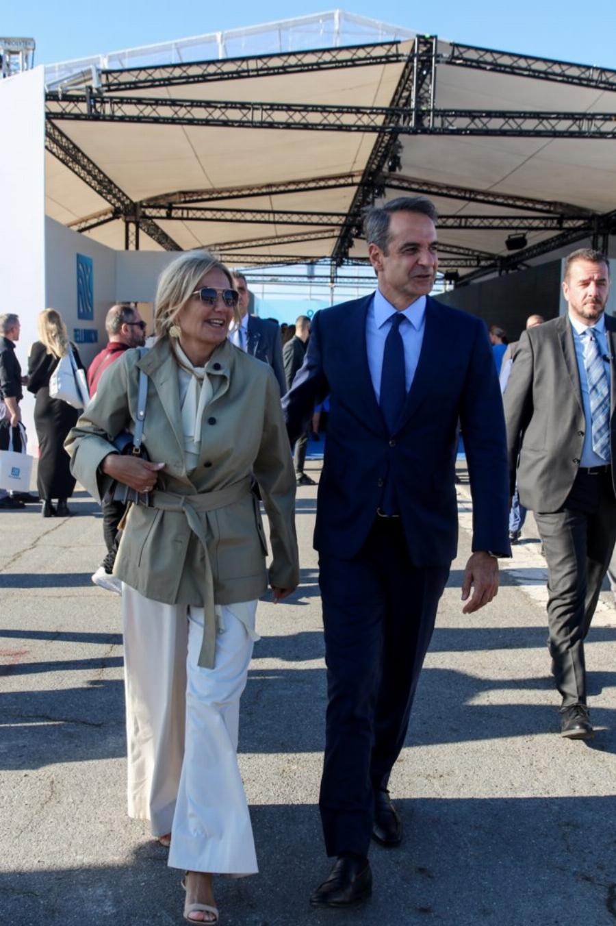 Η πιο στυλάτη της Ελλάδας: H Μαρέβα Μητσοτάκη με πέδιλα και τζάκετ καπαρντίνα τράβηξε τα βλέμματα πάνω της