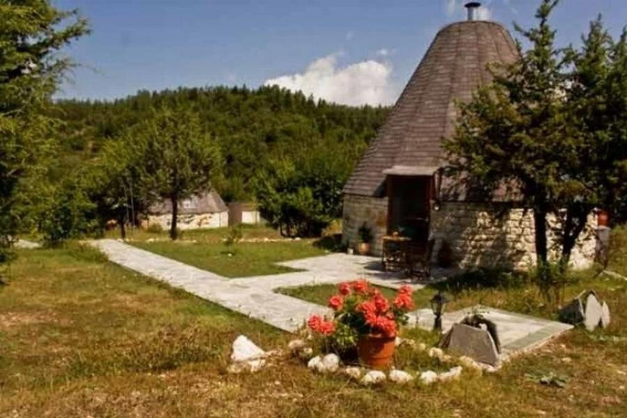 Τα παράτησε όλα και έφτιαξε σπίτια-ιγκλού: Έλληνας δημιούργησε πέτρινα ιγκλού στα Τζουμέρκα και οι τουρίστες έχουν μαγευτεί