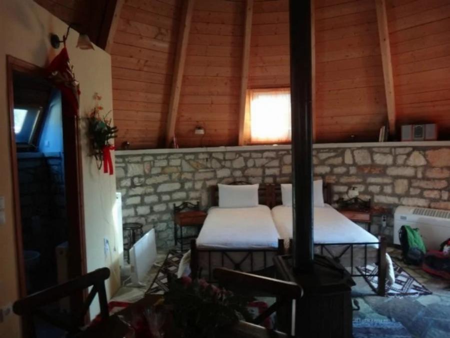 Τα παράτησε όλα και έφτιαξε σπίτια-ιγκλού: Έλληνας δημιούργησε πέτρινα ιγκλού στα Τζουμέρκα και οι τουρίστες έχουν μαγευτεί