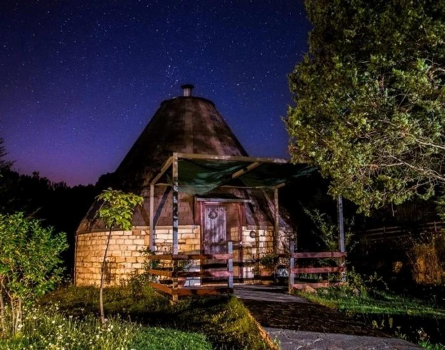 Τα παράτησε όλα και έφτιαξε σπίτια-ιγκλού: Έλληνας δημιούργησε πέτρινα ιγκλού στα Τζουμέρκα και οι τουρίστες έχουν μαγευτεί