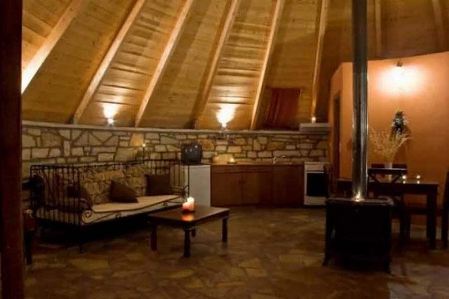 Τα παράτησε όλα και έφτιαξε σπίτια-ιγκλού: Έλληνας δημιούργησε πέτρινα ιγκλού στα Τζουμέρκα και οι τουρίστες έχουν μαγευτεί