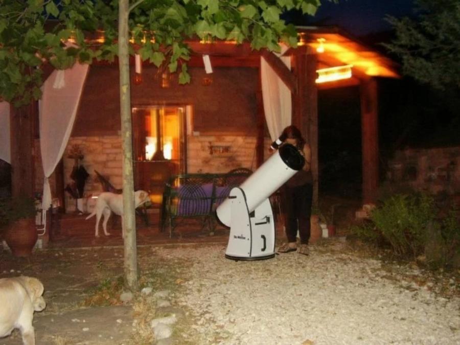 Τα παράτησε όλα και έφτιαξε σπίτια-ιγκλού: Έλληνας δημιούργησε πέτρινα ιγκλού στα Τζουμέρκα και οι τουρίστες έχουν μαγευτεί