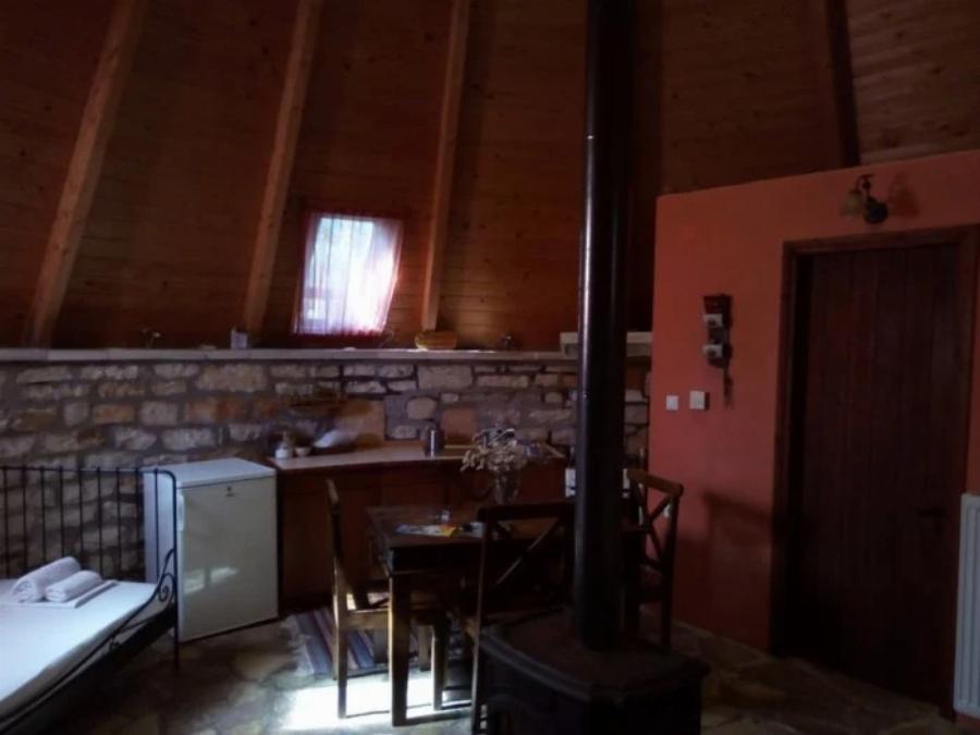 Τα παράτησε όλα και έφτιαξε σπίτια-ιγκλού: Έλληνας δημιούργησε πέτρινα ιγκλού στα Τζουμέρκα και οι τουρίστες έχουν μαγευτεί