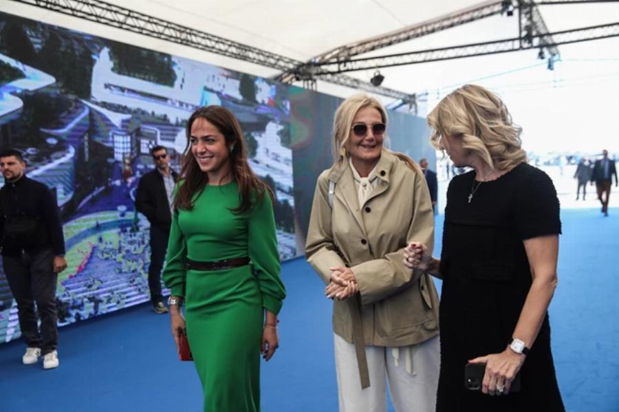 Η πιο στυλάτη της Ελλάδας: H Μαρέβα Μητσοτάκη με πέδιλα και τζάκετ καπαρντίνα τράβηξε τα βλέμματα πάνω της