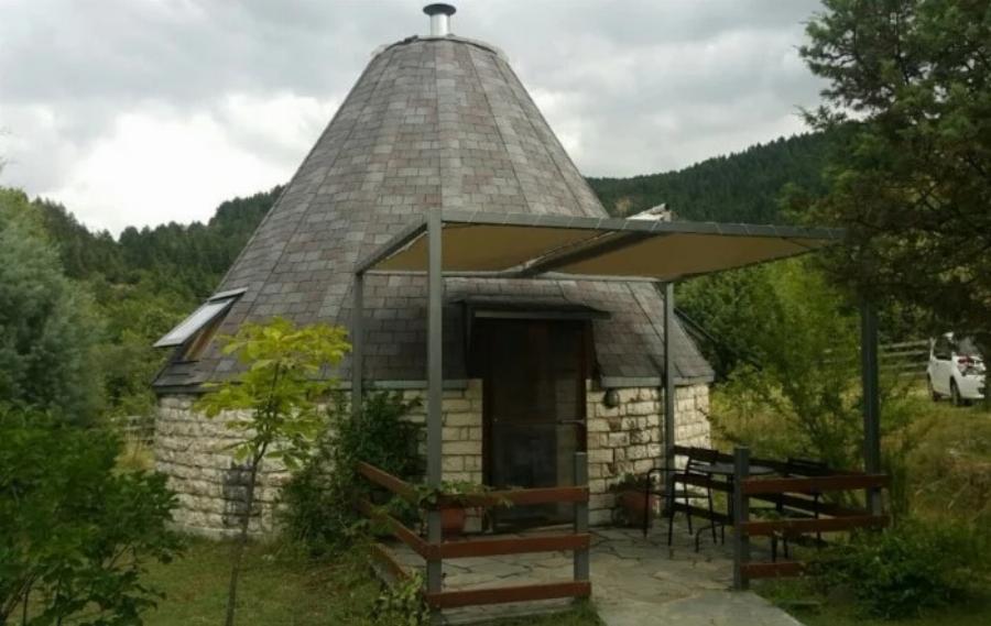 Τα παράτησε όλα και έφτιαξε σπίτια-ιγκλού: Έλληνας δημιούργησε πέτρινα ιγκλού στα Τζουμέρκα και οι τουρίστες έχουν μαγευτεί