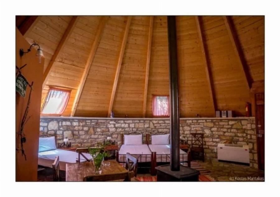 Τα παράτησε όλα και έφτιαξε σπίτια-ιγκλού: Έλληνας δημιούργησε πέτρινα ιγκλού στα Τζουμέρκα και οι τουρίστες έχουν μαγευτεί