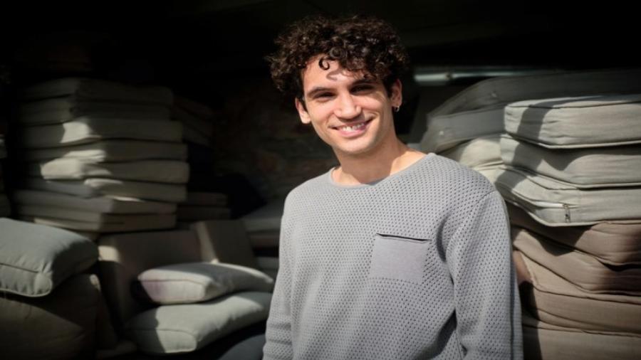 Παιδί ηθοποιών, 30 χρονών και επιτυχημένος: Ο Ορέστης Χαλκιάς πρωταγωνιστεί στο “Maestro” του Χριστόφορου Παπακαλιάτη