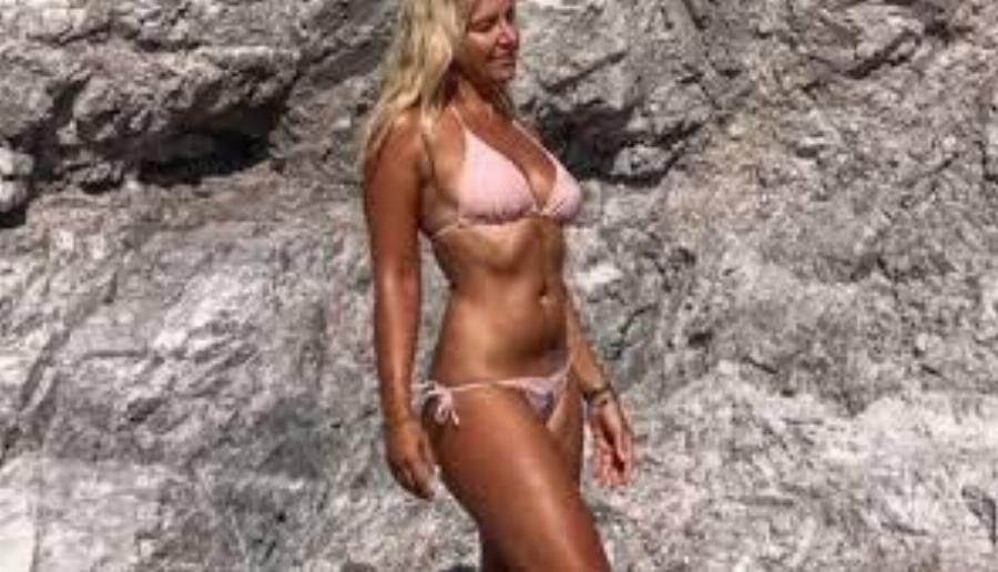 Με κορμί 25αρας και κοιλιακούς πέτρα: Η Μαρία Ανδρούτσου στα 52 της ποζάρει με μαγιό και κόβει την ανάσα