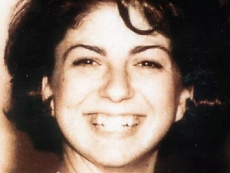 Η δολοφονία της Εύης Γατίδου: Την βρήκαν στο κρεβάτι, με 104 μαχαιριές και εδώ και 25 χρόνια δεν έχει τιμωρηθεί κανείς