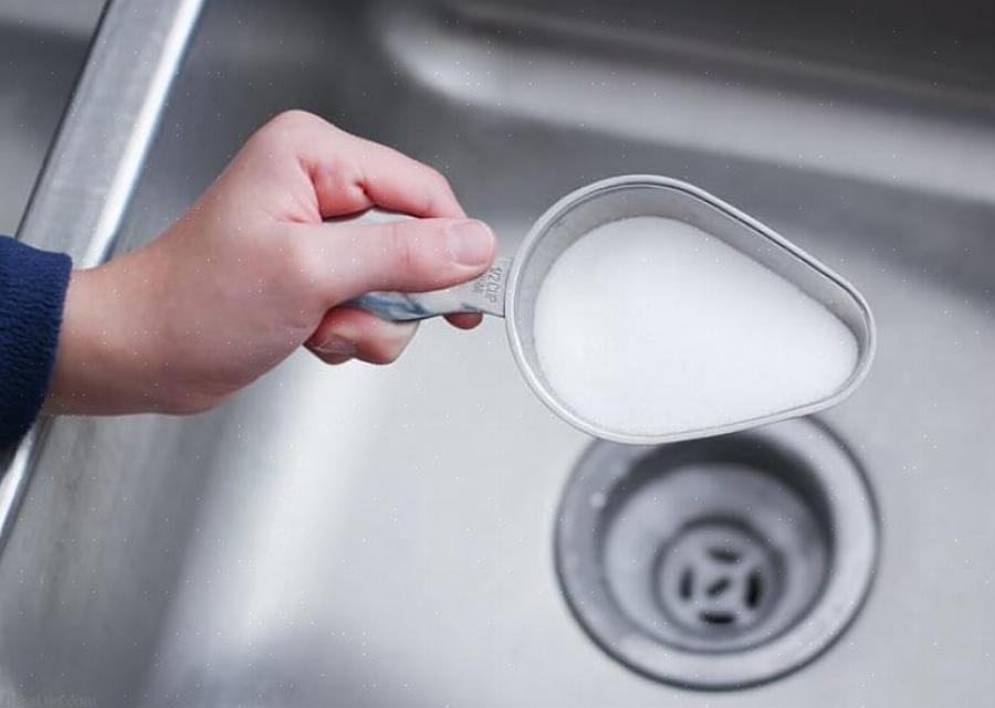 Πως να καθαρίσετε το βρώμικο σιφώνι σας με μόλις τρία υλικά που έχετε και στο σπίτι σας