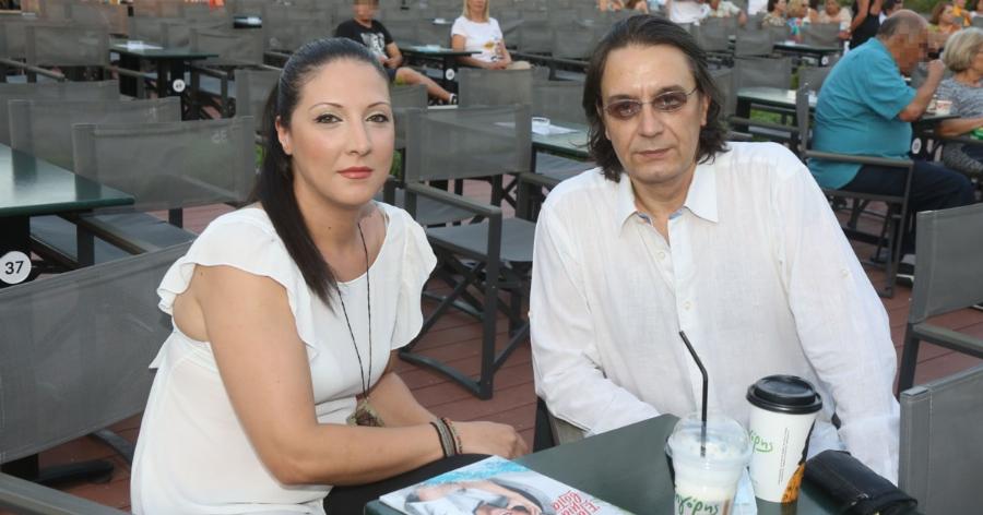 Γιάννης Κότσιρας: Η βελούδινη φωνή, ο γάμος «κεκλεισμένων των θυρών», τα 2 παιδιά και το πένθος που τον τσάκισε