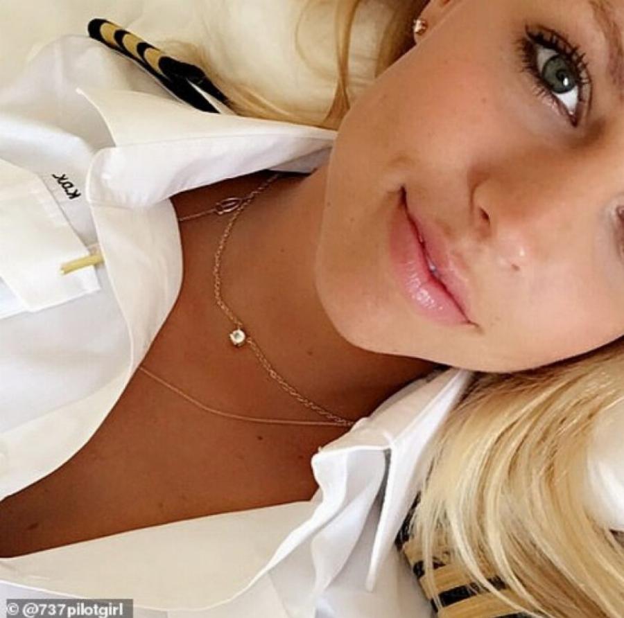 Μια 27χρονη στο πιλοτήριο του θηριώδους Jumbo 747: «Συνήθως με ρωτάνε αν είμαι αεροσυνοδός»