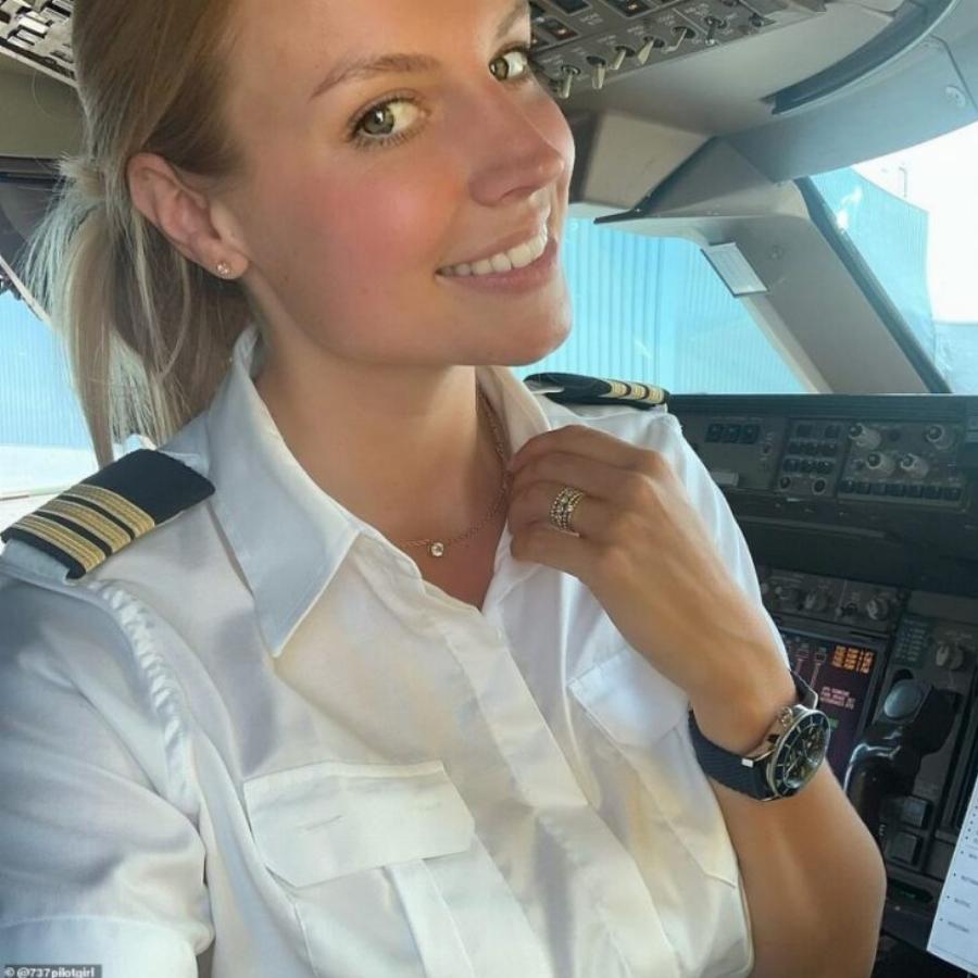 Μια 27χρονη στο πιλοτήριο του θηριώδους Jumbo 747: «Συνήθως με ρωτάνε αν είμαι αεροσυνοδός»