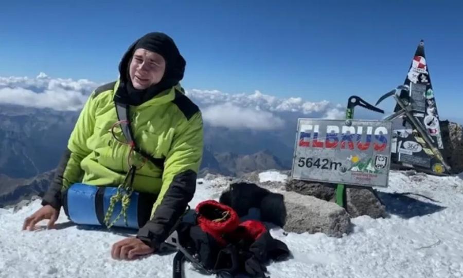 Σύμβολο θέλησης και δύναμης: Άνδρας χωρίς πόδια κατέκτησε την υψηλότερη κορυφή στην Ευρώπη