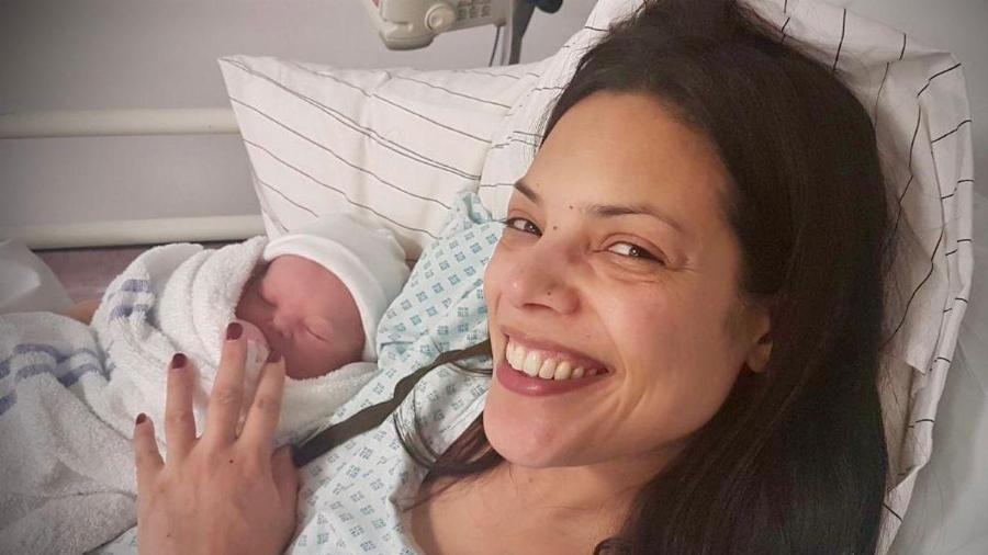 «Απογοητεύτηκα από τους άντρες και στα 41 μου έκανα μόνη μου παιδι. Αντί να κλαίω τη μοίρα μου έγινα μητέρα»