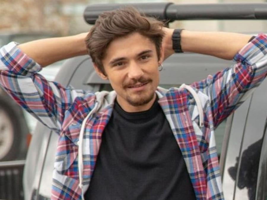 Ο Κώστας Νικούλι για το μπούλινγκ: «Δεν ντρέπομαι για την καταγωγή μου, πήγαινα στο Αλλοδαπών, είχα ροζ ταυτότητα»