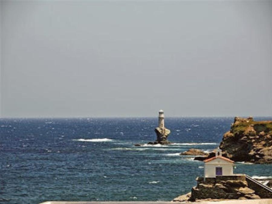 Κόβει την ανάσα: Στην Ελλάδα έχουμε τον ωραιότερο φάρο του κόσμου και βρίσκεται στην Άνδρο