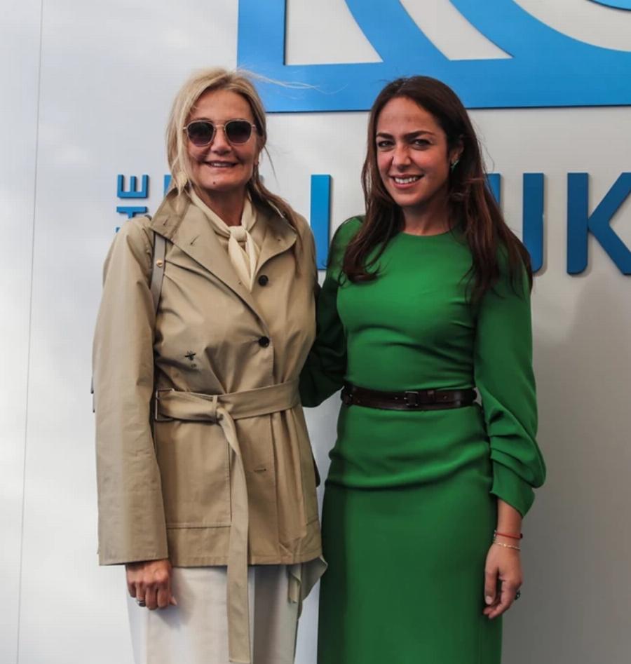 Η πιο στυλάτη της Ελλάδας: H Μαρέβα Μητσοτάκη με πέδιλα και τζάκετ καπαρντίνα τράβηξε τα βλέμματα πάνω της