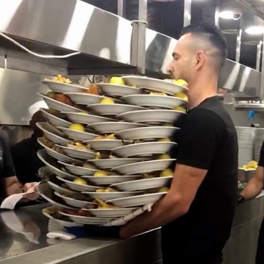 Μας έχει αφήσει με το στόμα ανοιχτό: Viral σερβιτόρος κουβαλάει 33 πιάτα γεμάτα φαγητό με τη μία