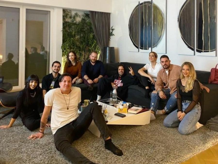 Μοντερνό, τεράστιο και χουχουλιάρικο: Εικόνες από το ονειρεμένο minimal σπίτι του Κωνσταντίνου Αργυρού