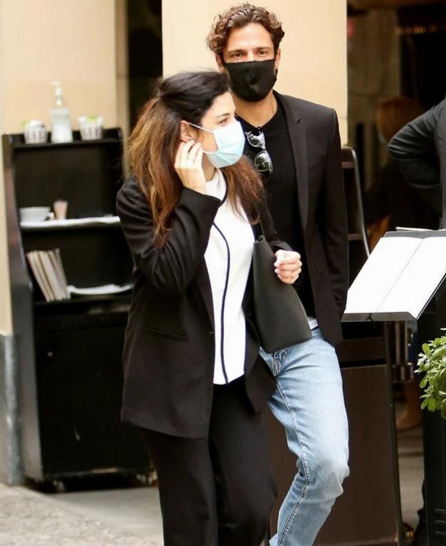 Τους κοιτούσαν όλοι στο δρόμο: Η βόλτα του Κωνσταντίνου Αργυρού στο κέντρο της Αθήνας μαζί με την κούκλα αδερφή του