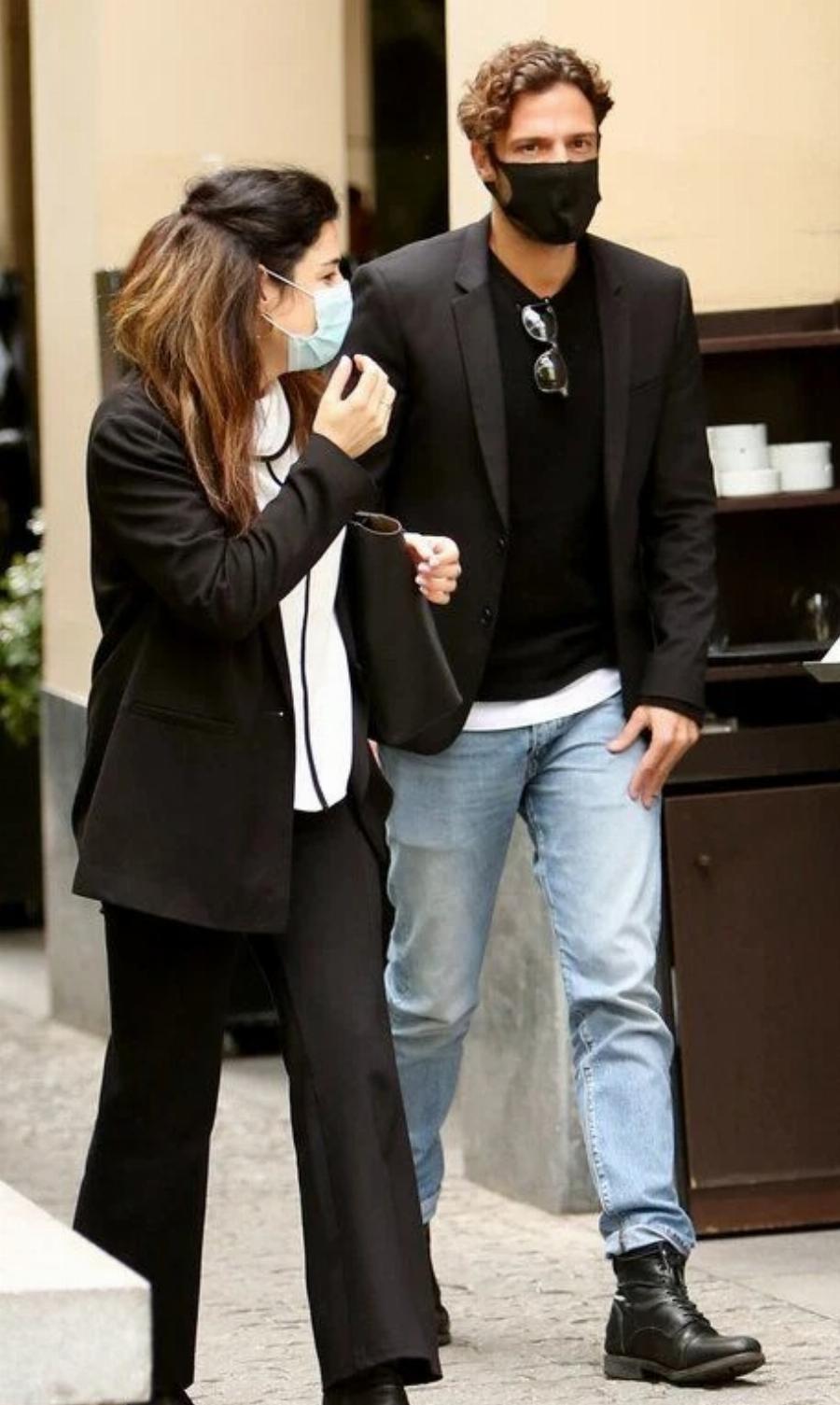 Τους κοιτούσαν όλοι στο δρόμο: Η βόλτα του Κωνσταντίνου Αργυρού στο κέντρο της Αθήνας μαζί με την κούκλα αδερφή του