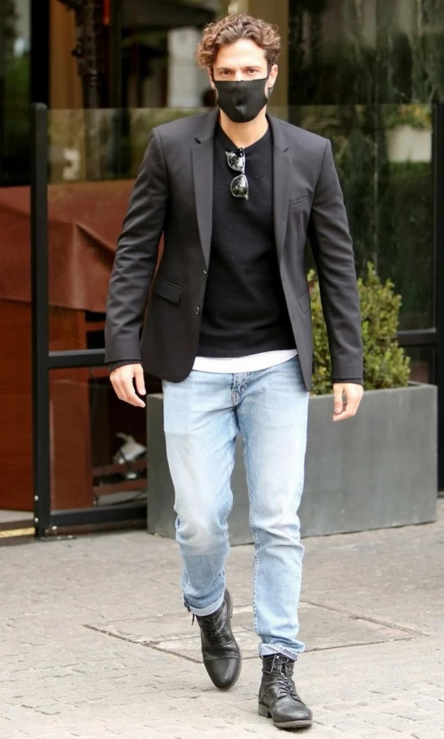 Τους κοιτούσαν όλοι στο δρόμο: Η βόλτα του Κωνσταντίνου Αργυρού στο κέντρο της Αθήνας μαζί με την κούκλα αδερφή του