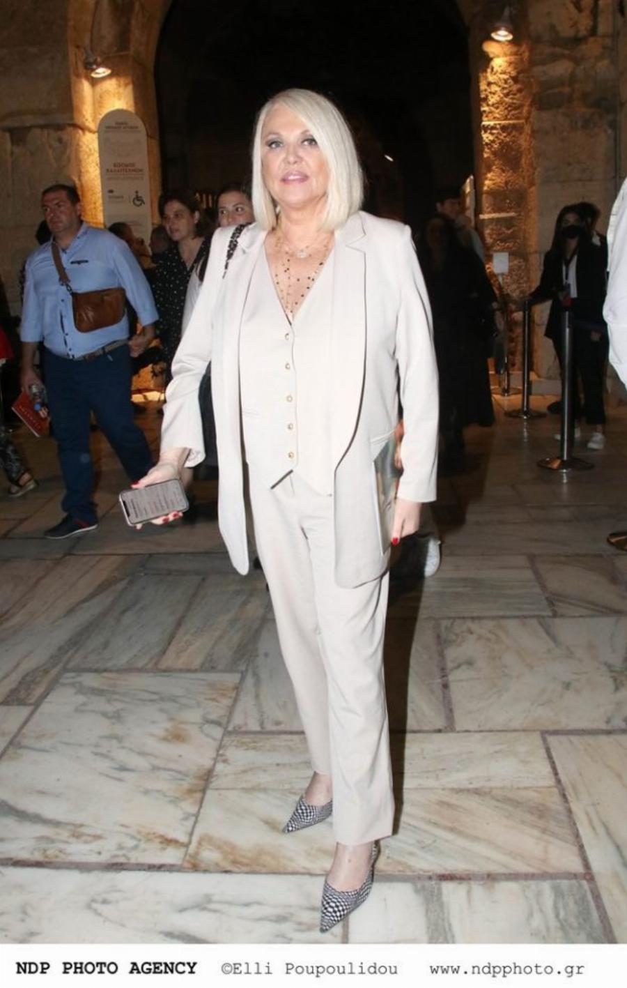 Έκλεψε όλα τα βλέμματα: Η Ρούλα Κορομηλά στα 65 της ανανεωμένη σε μια σπάνια εμφάνιση στο Ηρώδειο
