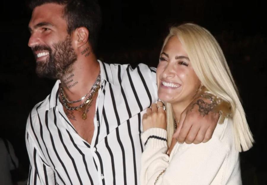 Όλα τα βλέμματα στα πόδια της: Η Ιωάννα Τούνη με πέδιλα 1.050 ευρώ και στενό φόρεμα, λίγο πριν γεννήσει