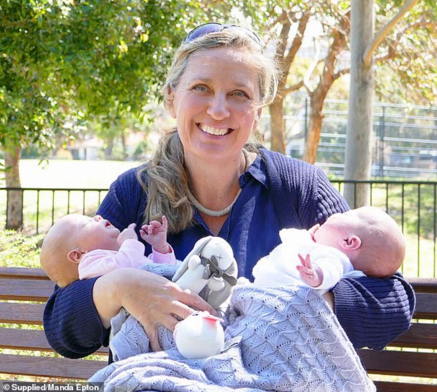 Εξομολόγηση μητέρας: «Δεν μετανιώνω που έγινα πρώτη φορά μαμά στα 51 κι ας μου λένε κάποιοι ότι είμαι μεγάλη για να είμαι μαμά»