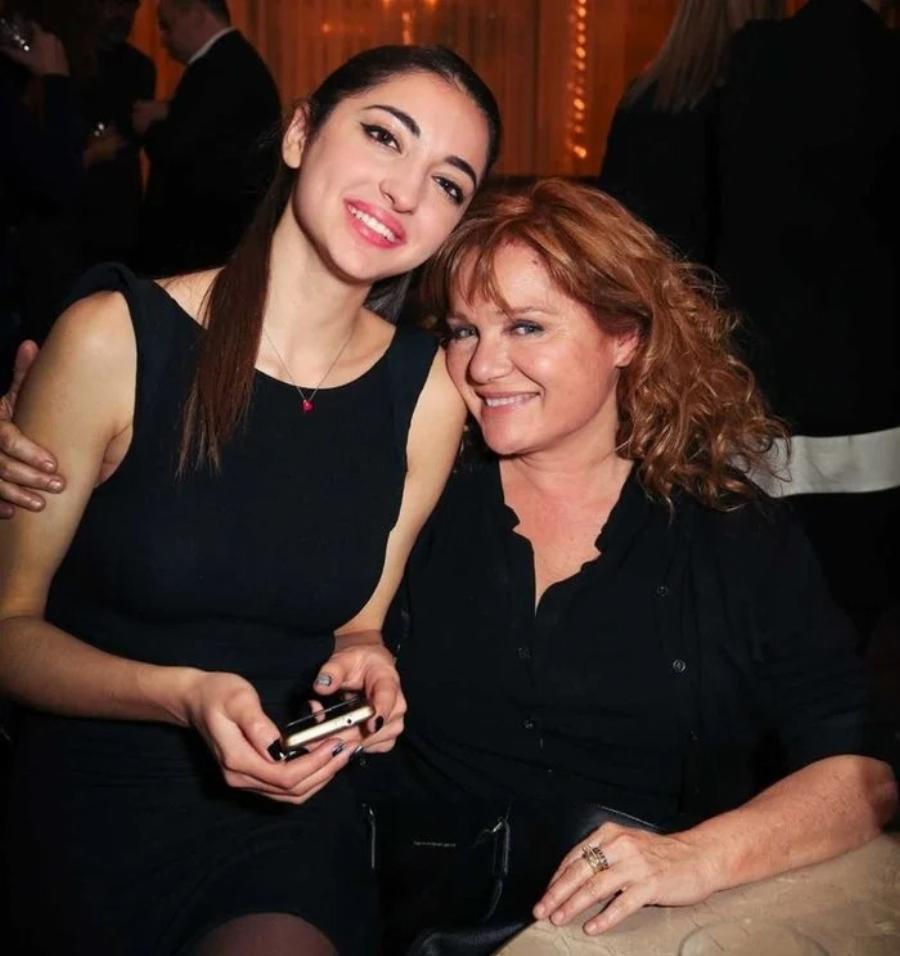 Μαρία Καβογιάννη: Η 26χρονη κούκλα κόρη της, Αδελαϊδα Δριτσώνα, ανοίγεται σε έναν δικό της δρόμο μακριά από τα «φλας»