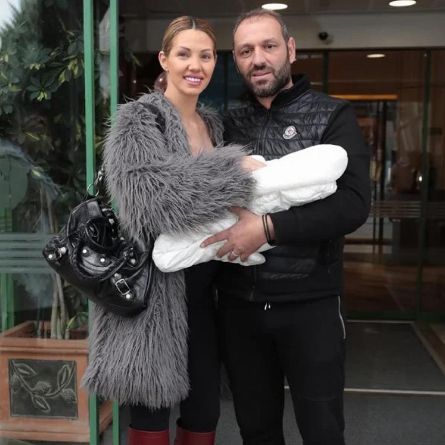 Ανακοίνωσαν το διαζύγιο τους: Τίτλοι τέλους για την Σάσα Μπάστα και τον σύζυγό της, μετά από τρεις γάμους και 4 χρόνια παντρεμένοι