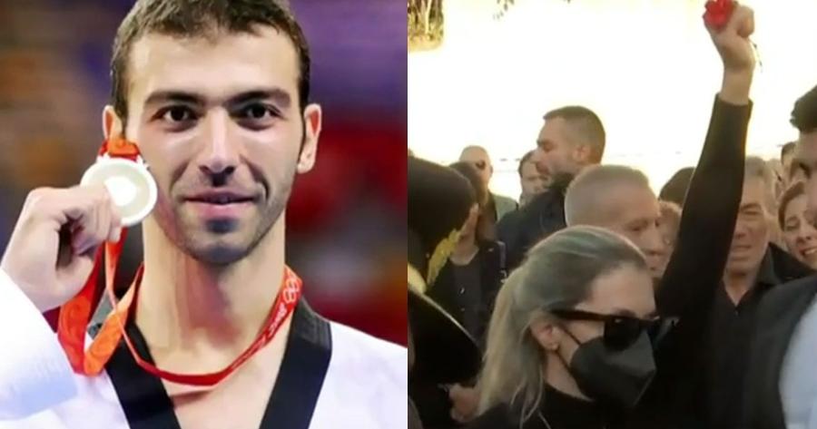 Κηδεία Νικολαΐδη: Το τελευταίο αντίο της συζύγου του υψώνοντας την γροθιά της με ένα γαρύφαλλο