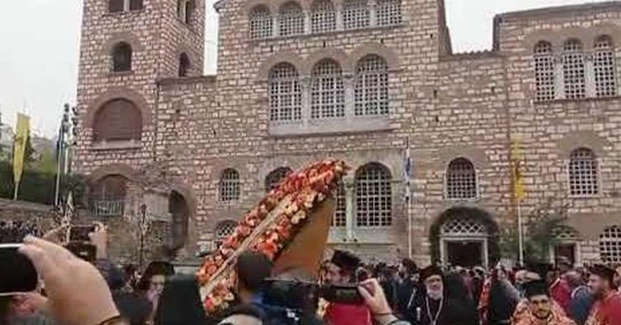 Ευτράπελο με την περιφορά της εικόνας του Αγίου Δημητρίου: Βίντεο από τη Θεσσαλονίκη