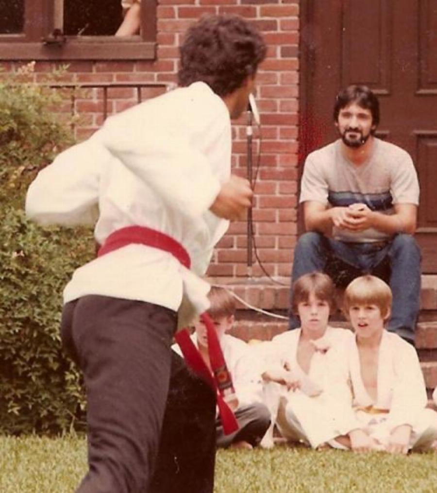 Δεν άντεξε την τραγωδία: Πατέρας σκότωσε τον βιαστή του 10χρονου γιου του μπροστά στους δημοσιογράφους