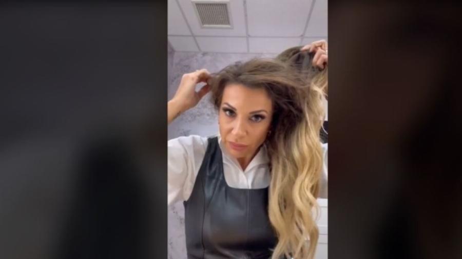 Μοναδική Ελένη Χατζίδου: Δείχνει ότι φοράει περούκα και αποκαλύπτει τα πραγματικά μαλλιά της