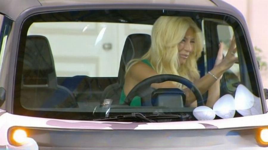 «Βγάλτε με, έχω κλειστοφοβία»: Η Φαίη Σκορδά κλειδώθηκε στο αυτοκίνητο – δώρο