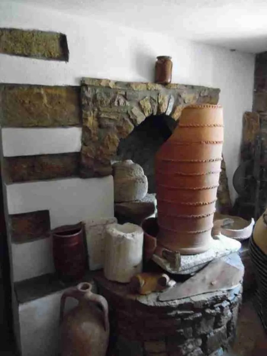 Ένας μικρός θεός στην Ίμβρο: Ομογενής από την Αυστραλία αναστηλώνει ερειπωμένα κτίρια και διοργανώνει εκδηλώσεις