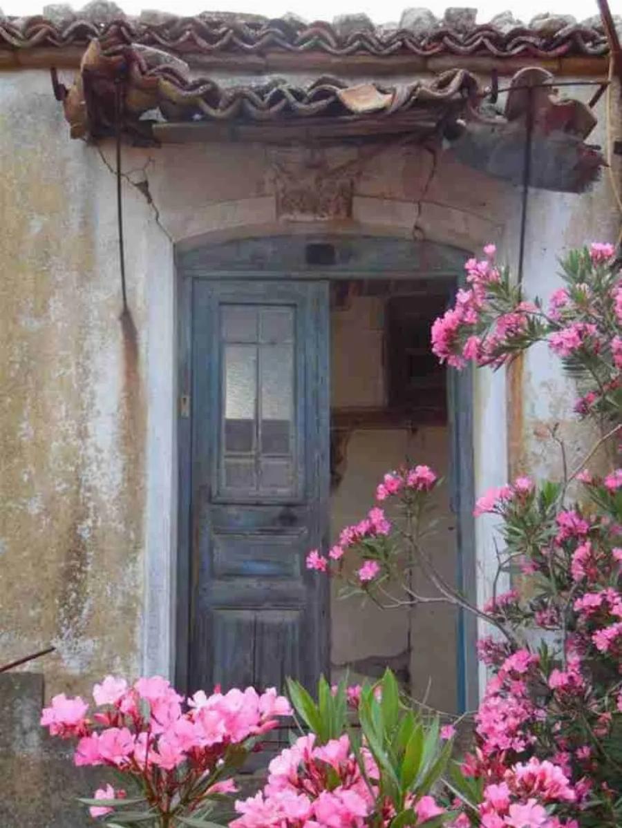 Ένας μικρός θεός στην Ίμβρο: Ομογενής από την Αυστραλία αναστηλώνει ερειπωμένα κτίρια και διοργανώνει εκδηλώσεις