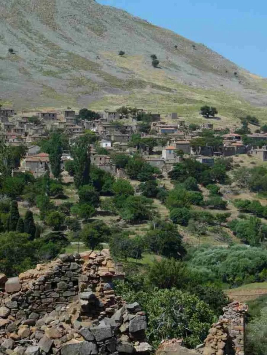 Ένας μικρός θεός στην Ίμβρο: Ομογενής από την Αυστραλία αναστηλώνει ερειπωμένα κτίρια και διοργανώνει εκδηλώσεις