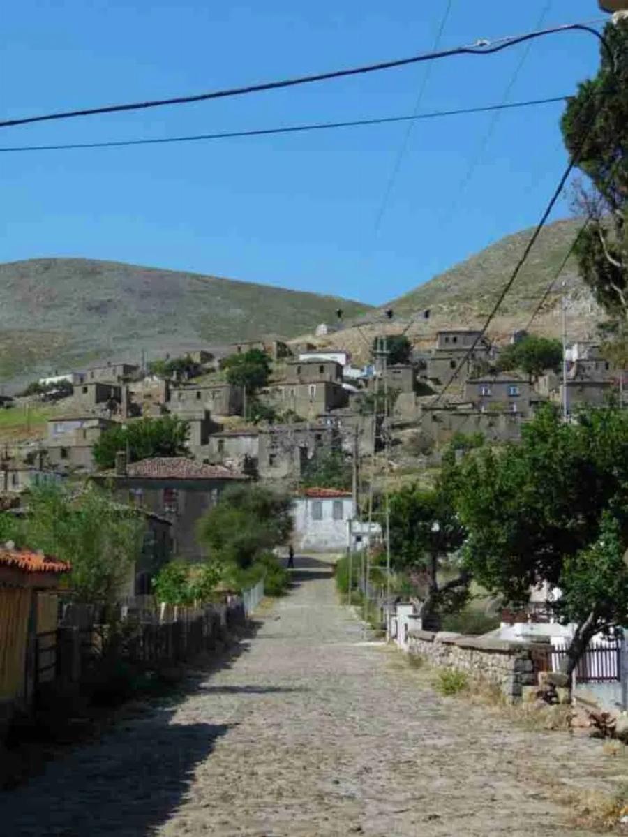 Ένας μικρός θεός στην Ίμβρο: Ομογενής από την Αυστραλία αναστηλώνει ερειπωμένα κτίρια και διοργανώνει εκδηλώσεις