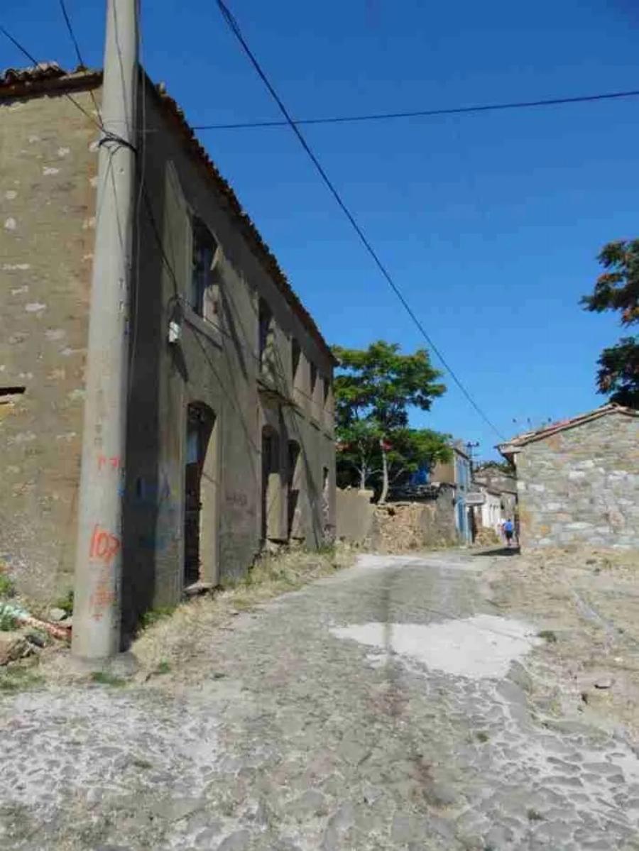 Ένας μικρός θεός στην Ίμβρο: Ομογενής από την Αυστραλία αναστηλώνει ερειπωμένα κτίρια και διοργανώνει εκδηλώσεις