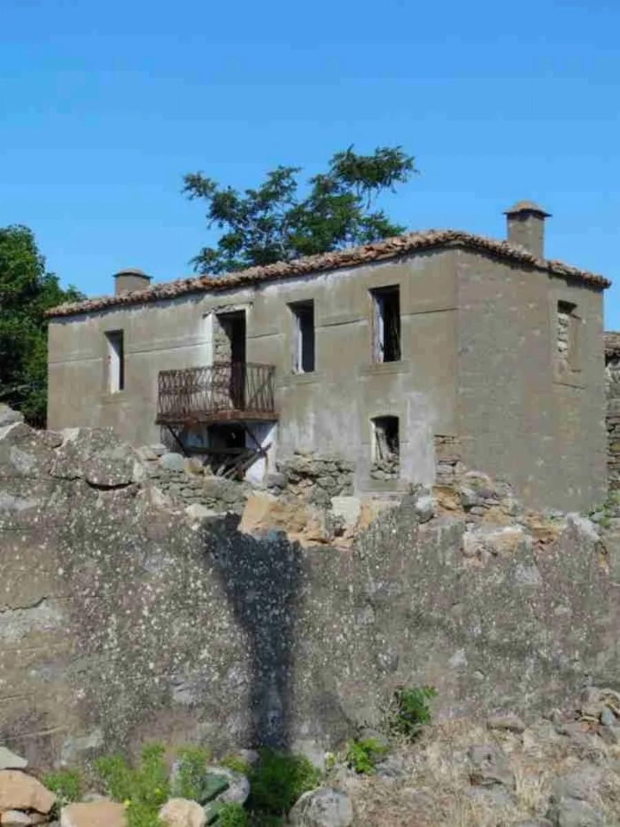 Ένας μικρός θεός στην Ίμβρο: Ομογενής από την Αυστραλία αναστηλώνει ερειπωμένα κτίρια και διοργανώνει εκδηλώσεις