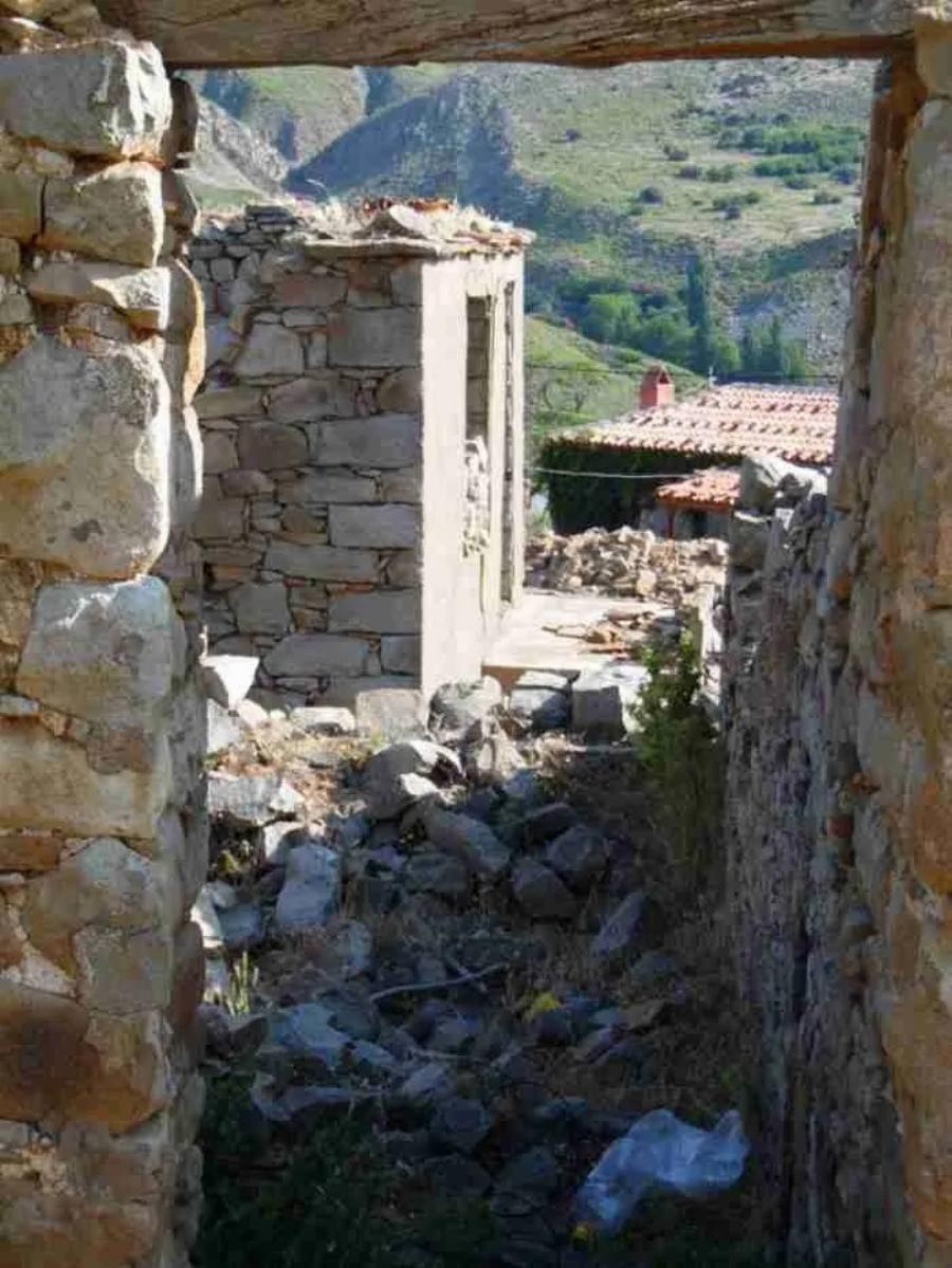 Ένας μικρός θεός στην Ίμβρο: Ομογενής από την Αυστραλία αναστηλώνει ερειπωμένα κτίρια και διοργανώνει εκδηλώσεις