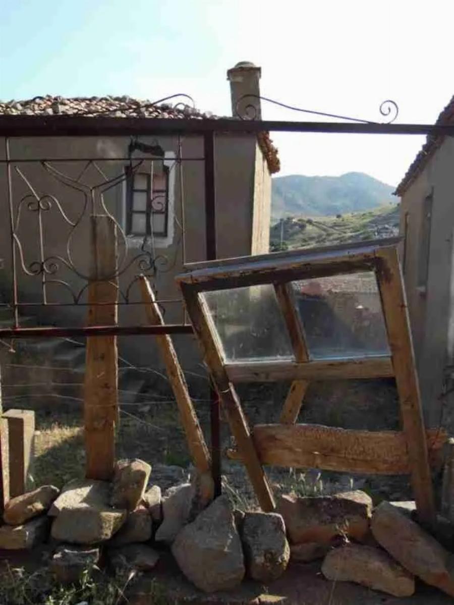 Ένας μικρός θεός στην Ίμβρο: Ομογενής από την Αυστραλία αναστηλώνει ερειπωμένα κτίρια και διοργανώνει εκδηλώσεις