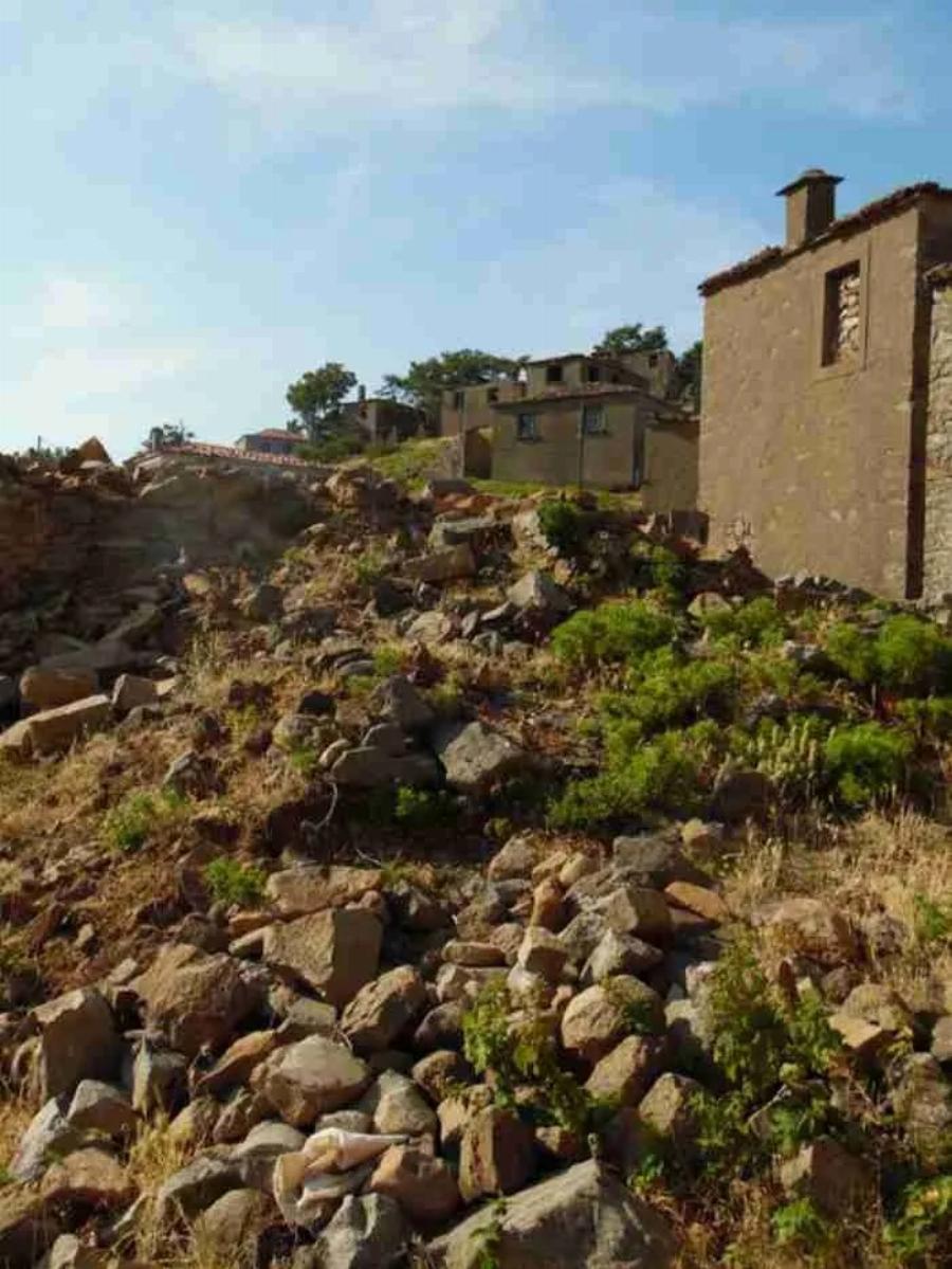 Ένας μικρός θεός στην Ίμβρο: Ομογενής από την Αυστραλία αναστηλώνει ερειπωμένα κτίρια και διοργανώνει εκδηλώσεις