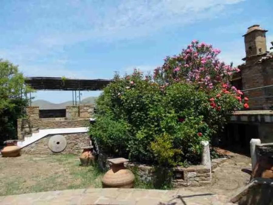 Ένας μικρός θεός στην Ίμβρο: Ομογενής από την Αυστραλία αναστηλώνει ερειπωμένα κτίρια και διοργανώνει εκδηλώσεις