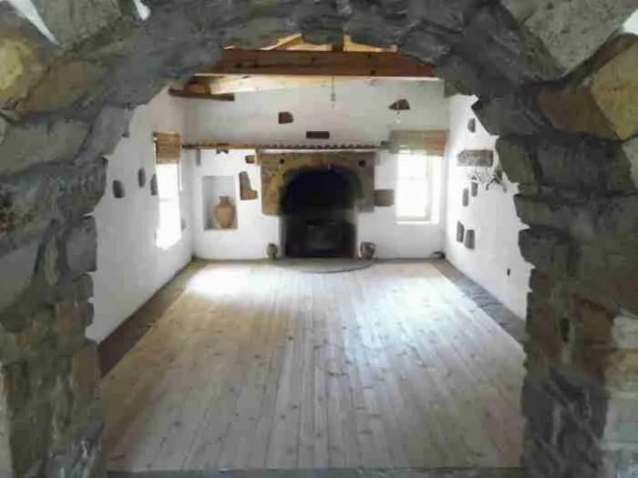 Ένας μικρός θεός στην Ίμβρο: Ομογενής από την Αυστραλία αναστηλώνει ερειπωμένα κτίρια και διοργανώνει εκδηλώσεις