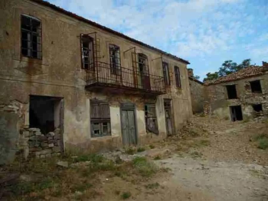 Ένας μικρός θεός στην Ίμβρο: Ομογενής από την Αυστραλία αναστηλώνει ερειπωμένα κτίρια και διοργανώνει εκδηλώσεις